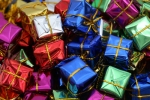 Weihnachtsfeier mit vielen Geschenken
