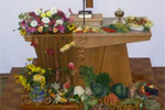 Festliches Altarschm�cken zum Erntedank