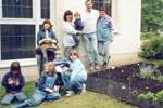 Blumen wachsen im Kinderbeet
