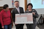 RUHR.2010 � Gro�e Freude bei Spenden�bergabe
